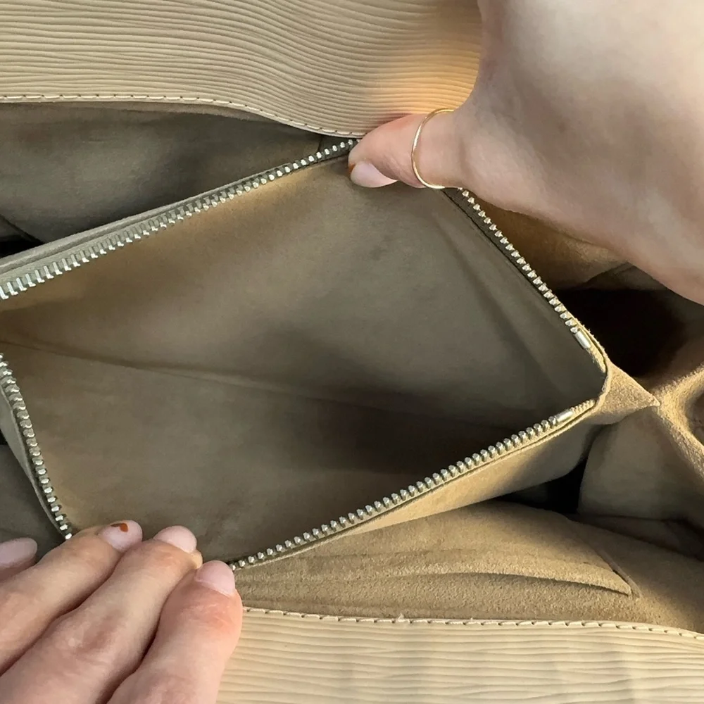 Authentic pre-loved Louis Vuitton Marly MM bag in Epi leather in color DUNE - Picture 5 of 12
